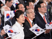 태극기를 들고 3.1절 노래를 제창하는 박근혜 대통령과 참석자들005