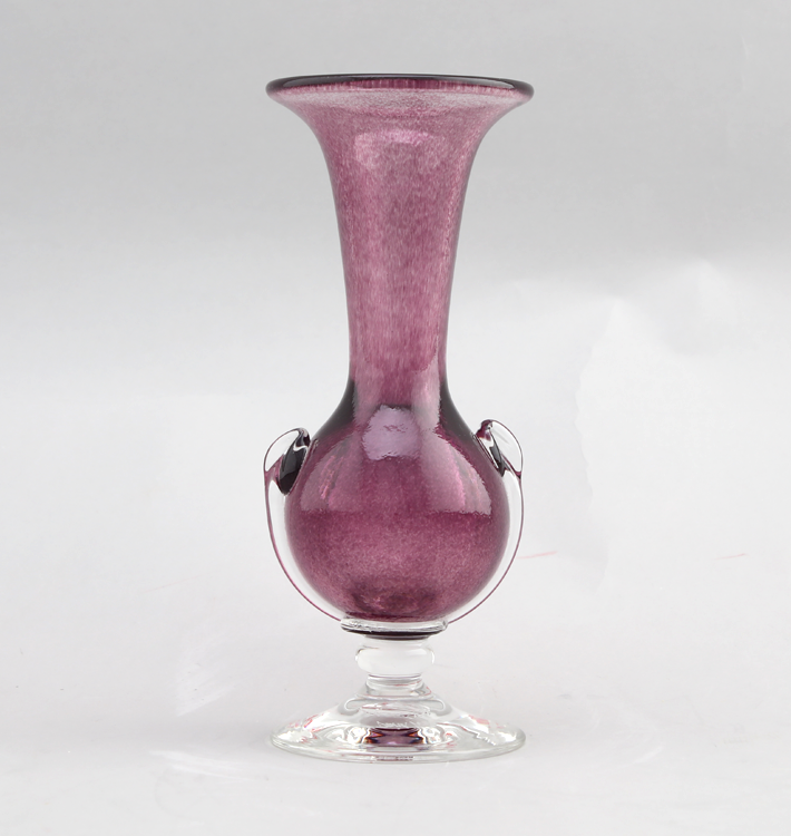 와인빛 유리 화병