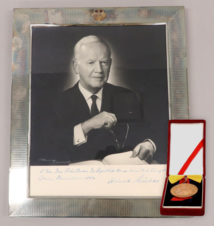 하인리히 뤼프케 서독 대통령 사진, 독일 방문 기념 메달