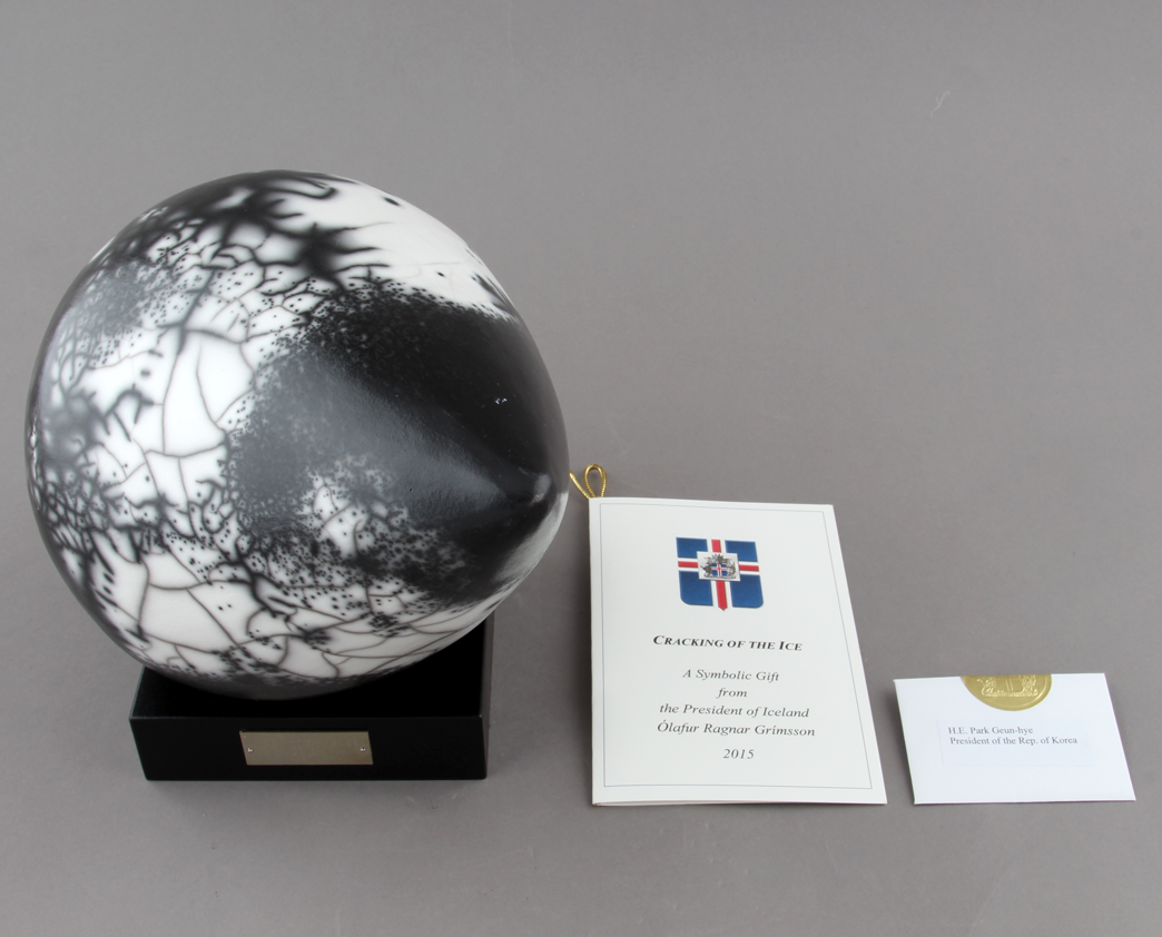 금이 간 얼음 조형물 Sculpture entitled ‘Cracking of the ice’