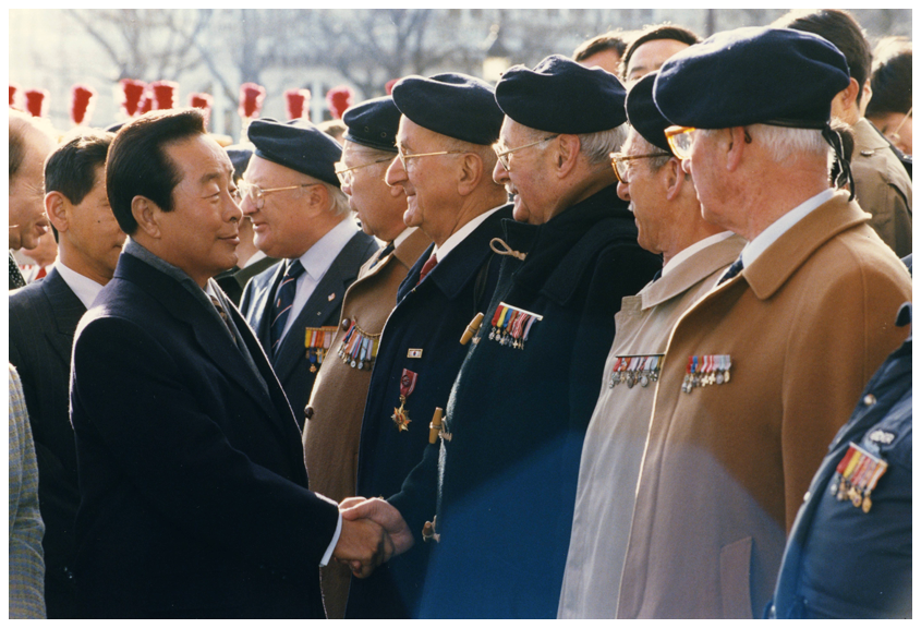 프랑스 한국전 참전용사들과 인사하는 김영삼 대통령