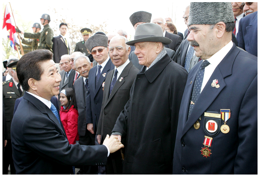 터키 한국전 참전용사들과 기념촬영하는 노무현 대통령