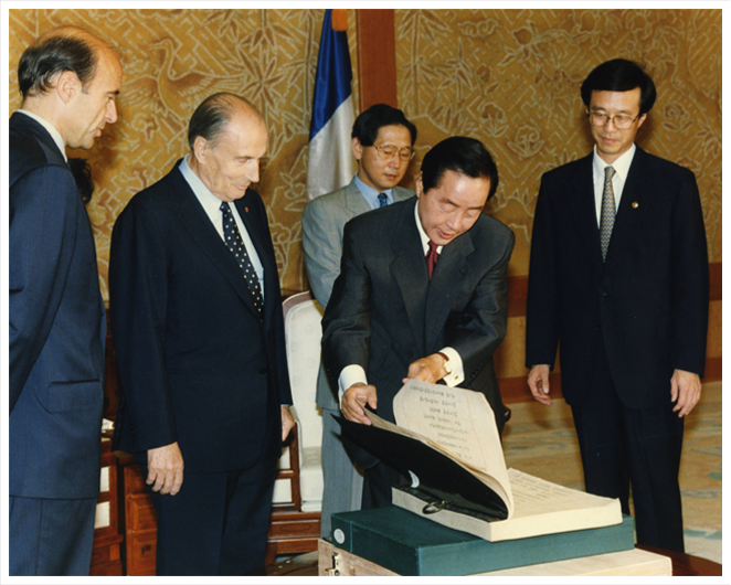 반환된 의궤를 살펴보는 김영삼 대통령