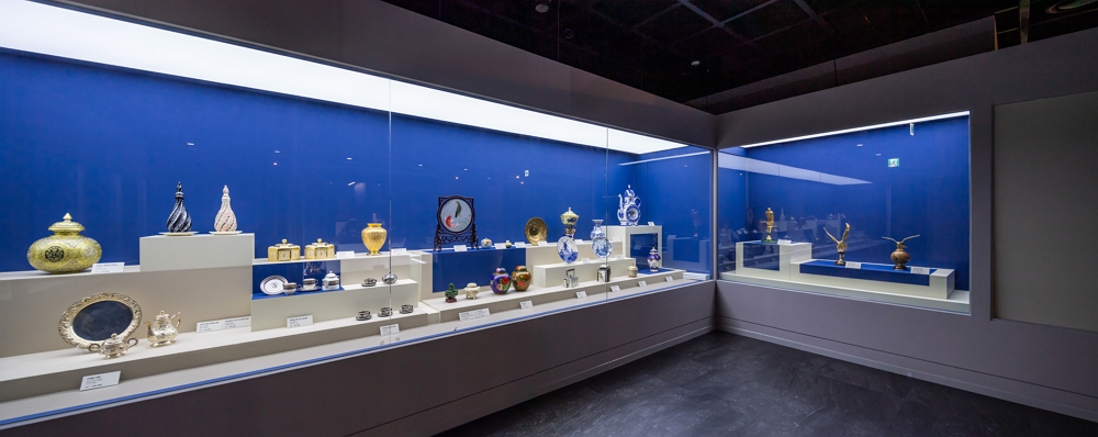 Among the presidential gifts, porcelain items received from important foreign dignitaries are on display.