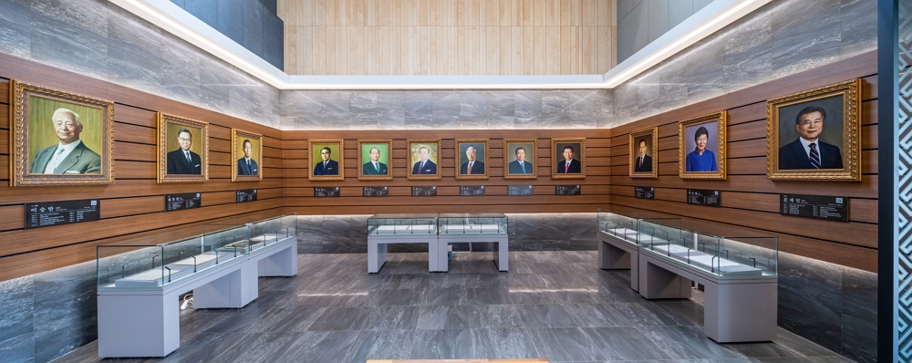 In the corner of the Hall of Records, portraits and documents of the president are displayed.