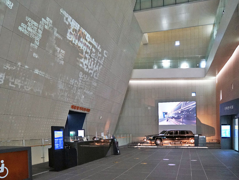 The media facade video of the exhibition hall is projected on the large wall.