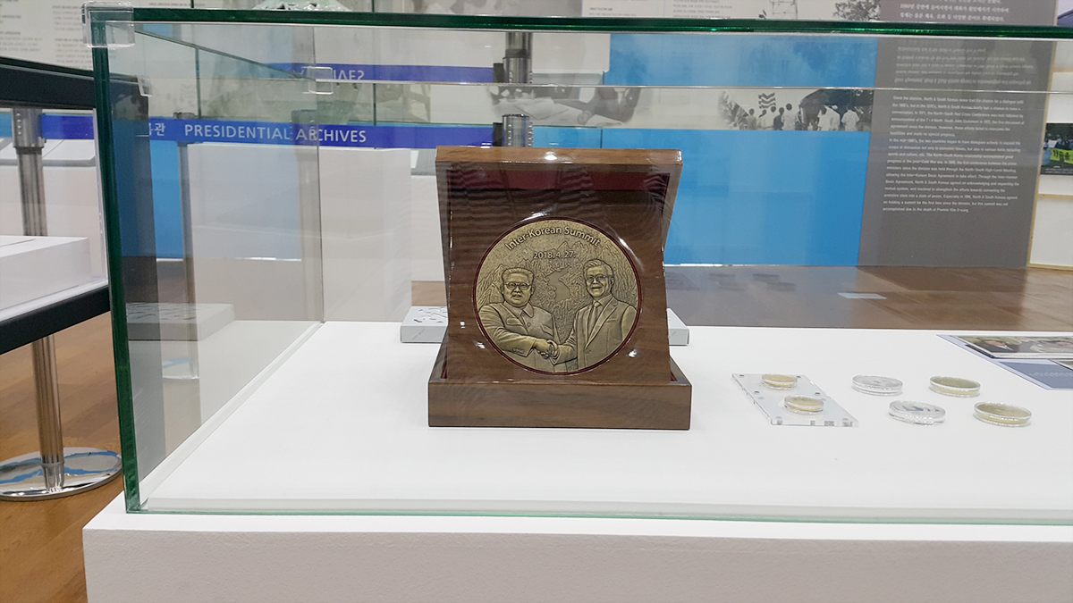 한반도 평화 대형동판, 기념 메달 ( 한국조폐공사 소장 )