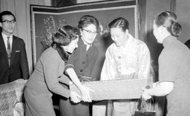 중국 외교부장 부인과 선물 교환(1961년)
