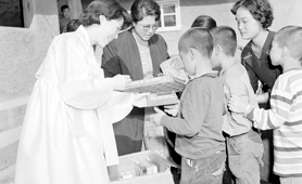 고아원 어린이들에게 선물 전달(1961년)