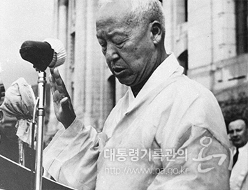 초대 이승만 대통령 취임선서 모습(1948)