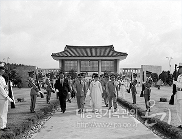 박정희 대통령 내외 광복18주년 기념 국군묘지 방문(1963)