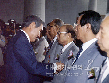 노태우 대통령 광복45주년 기념행사 참석자에 서훈(1990)