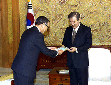 <결핵협회장 노태우 대통령께 크리스마스 씰 전달(1991)>