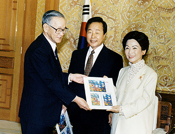 <김영삼 대통령 내외분 크리스마스 씰 전달 기념촬영(1995)>