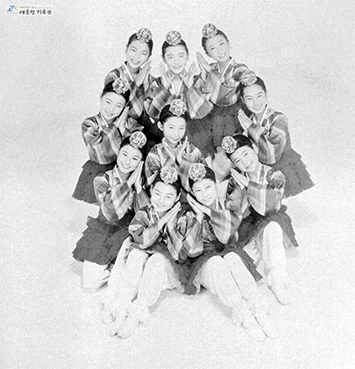 <리틀엔젤스 무용단 기념촬영(1973)>