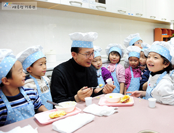 <이명박 대통령 휘경유치원 만3세반 어린이들과 요리실습(2011.12.09)>