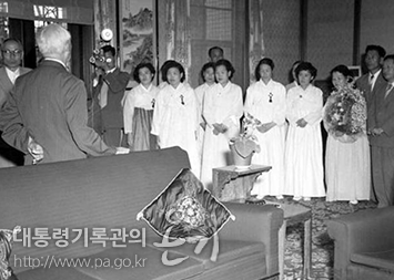 이승만 대통령 유족대표 22인 청와대 초청(1956)