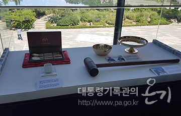 <4.27. 남북정상회담 당시, 사용된 물품 전시 사진>