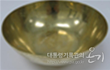 <문재인 대통령, 김정일 국방위원장 내외가 사용한 옥류관 평양냉면 그릇>