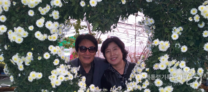 <대통령기록전시관 자원봉사자 조용남 님(왼쪽), 최복신 님(오른쪽)>