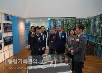 <「평화로 가는 길」  안내 및 관람 장면>