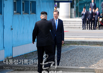 <판문점에서 만난 문재인 대통령과 김정은 국무위원장(2018)>
