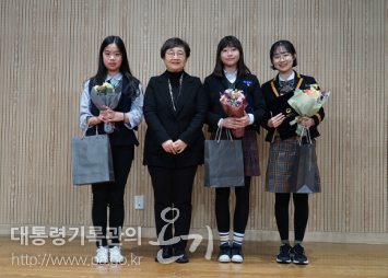 <최우수상 수상자와 이소연 국가기록원장 기념촬영>