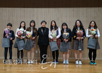 <우수상 수상자와 국가기록원장 기념촬영>