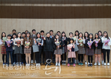 <수기공모전 수상자와 대통령기록관 관계자 단체 기념촬영>