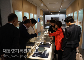 <중국 절강성 닝포시 당안국 관계자 전시관 관람-3>