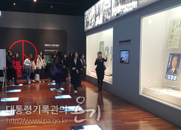 <부산대학교 문헌정보학과 학생들 전시관 관람>