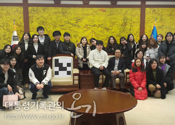 <부산대학교 문헌정보학과 학생들 전시관 관람 기념 촬영>