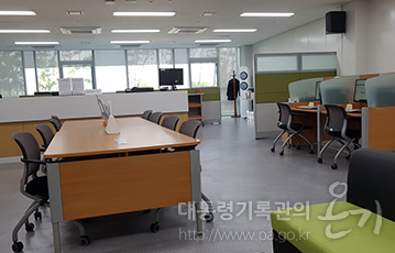전시관 대강당 옆 열람실
