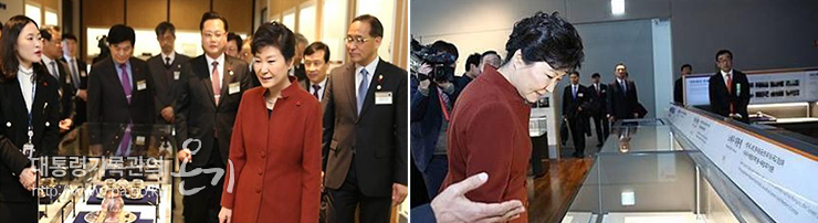 전시관을 관람하시는 대통령님과 내빈 여러분