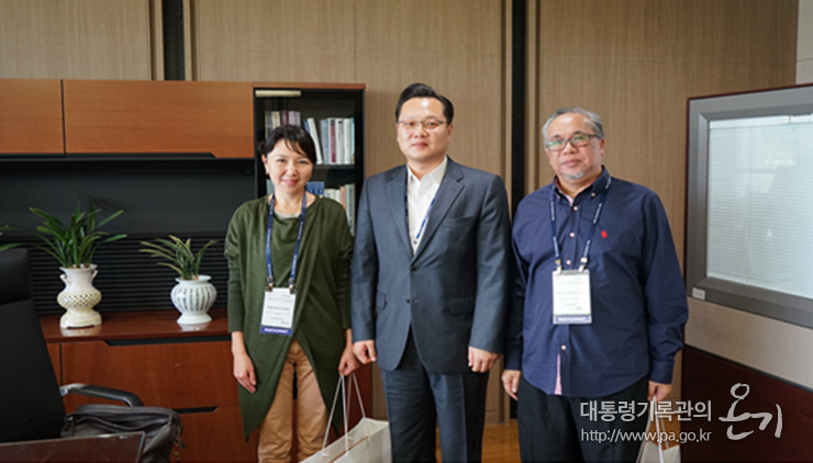 카자흐스탄(좌), 말레이시아(우) 기록원장 면담 후 촬영