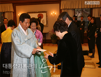 노무현 대통령, 세뱃돈을 나눠주는 모습(2007)