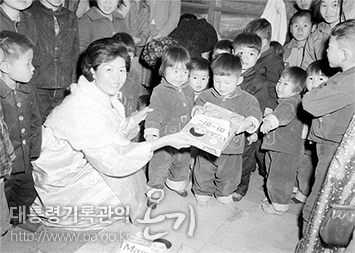 육영수 여사 대구시 고아원 및 신생원 방문(1965)
