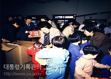 홍기 여사 영아원 선물 전달(1979)