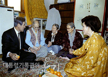 노태우 대통령 내외분 혜명양로원 방문(1989)