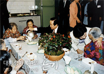 김영삼 대통령 청암양로원 방문(1993)