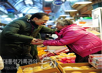 이명박 대통령 설맞이 통인시장 방문(2012)