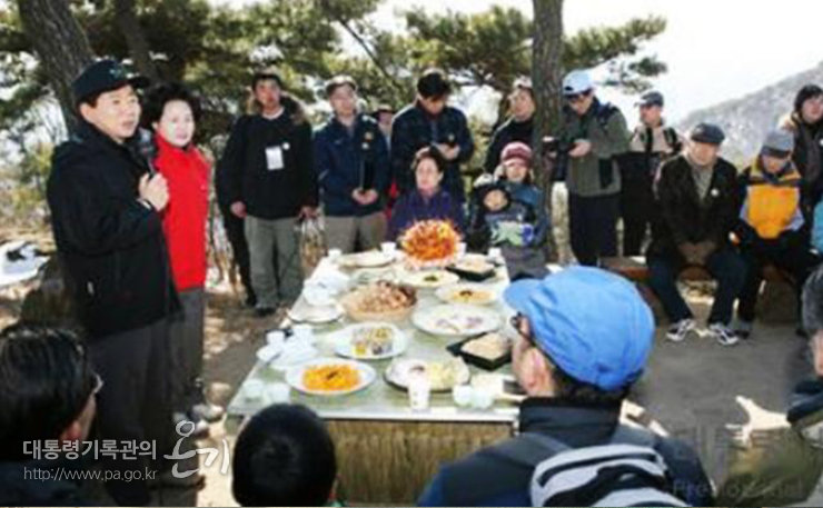 노무현 대통령, 북악산 개방행사 및 보름날 행사로 부럼시식 후 시민들과 담소(2006)