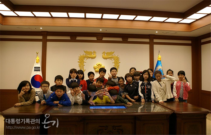 전시관 관람 기념촬영