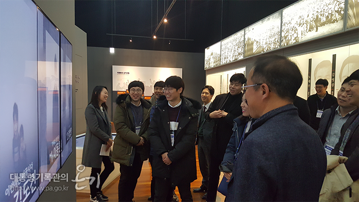 전시관 관람하는 신규 사무관들1