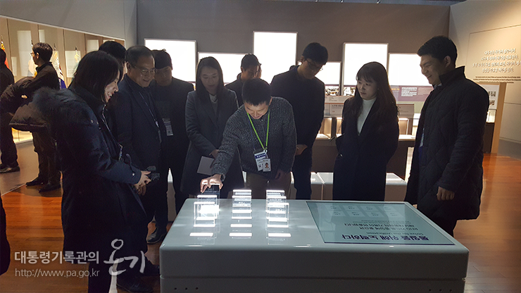 전시관 관람하는 신규 사무관들2